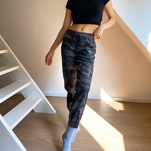 Alix Camo Joggers Aritzia - Picture 1 of 4